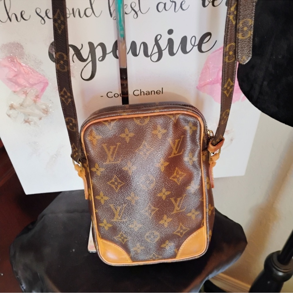 Louis Vuitton Amazone Monogram crossbody bag featuring the iconic brown canvas - Picture 2 of 12